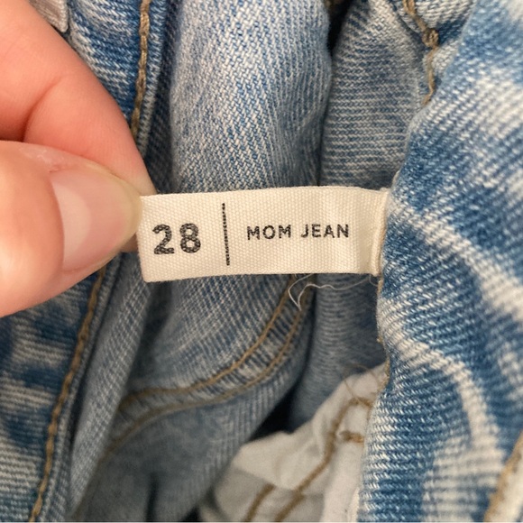 PacSun Light Wash Distressed Mom Jean Size 28 - Picture 5 of 11